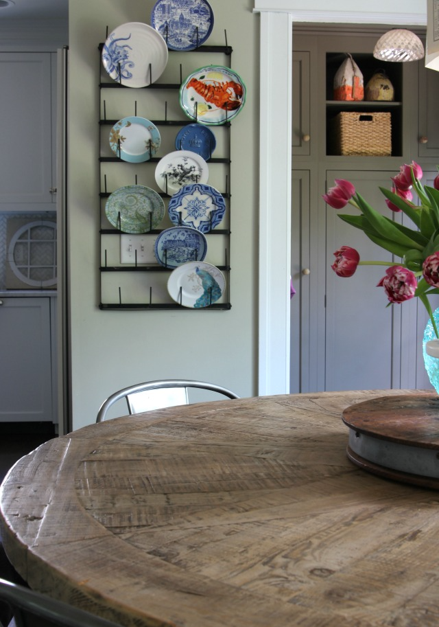 farmhouse-kitchen-table-plate-rack